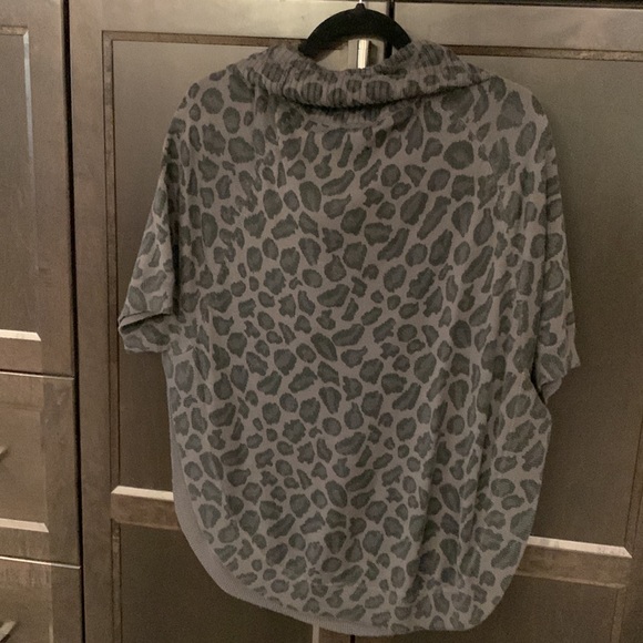 EUC ladies size S sweater cape - Picture 3 of 6